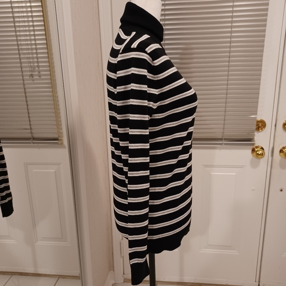 4/$80 Tommy Hilfiger Turtleneck - Size Small - Picture 3 of 9